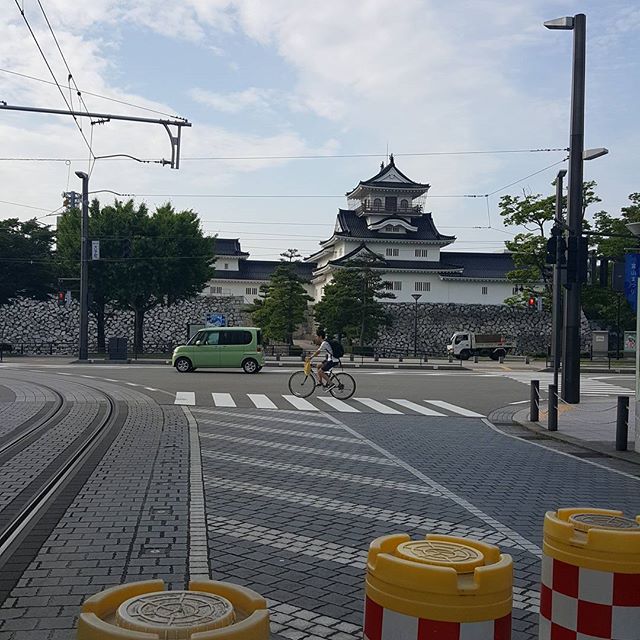 富山のお城です電車をまっているときに撮りました