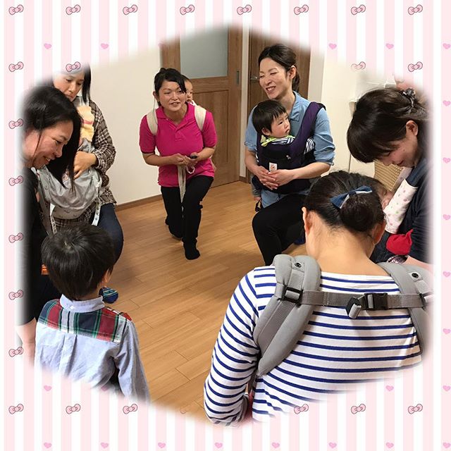 いつでも、どこでも、誰とでも♫定期的な運動をした方が良いことは、わかっている。でも、何をすれば良いか悩んでいる方、運動のために時間を作るのが難しい方、育児をしながら運動したい方にオススメなのがわらべうた産後ダンス講習会日程はこちら東京2018年5月18日大阪2018年5月20日福島2018年6月25日5名以上集まればどこでも講習会を開催します！#わらべうた産後ダンス #楽しく#産後ダンス#赤ちゃん寝る