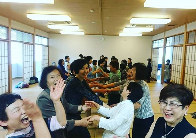 九州初「脳活わらべうた」開催皆さん笑顔でノリノリでご参加くださいました#わらべうたベビーマッサージ #脳活 #わらべうた #楽しい #笑顔脳活わらべうた資格取得講習会は7/21大阪7/22大分7/29東京わらべうたを使い認知症予防、脳の活性化、運動機能維持を目的としたプログラム健康で生き生きした生活をいつまでも